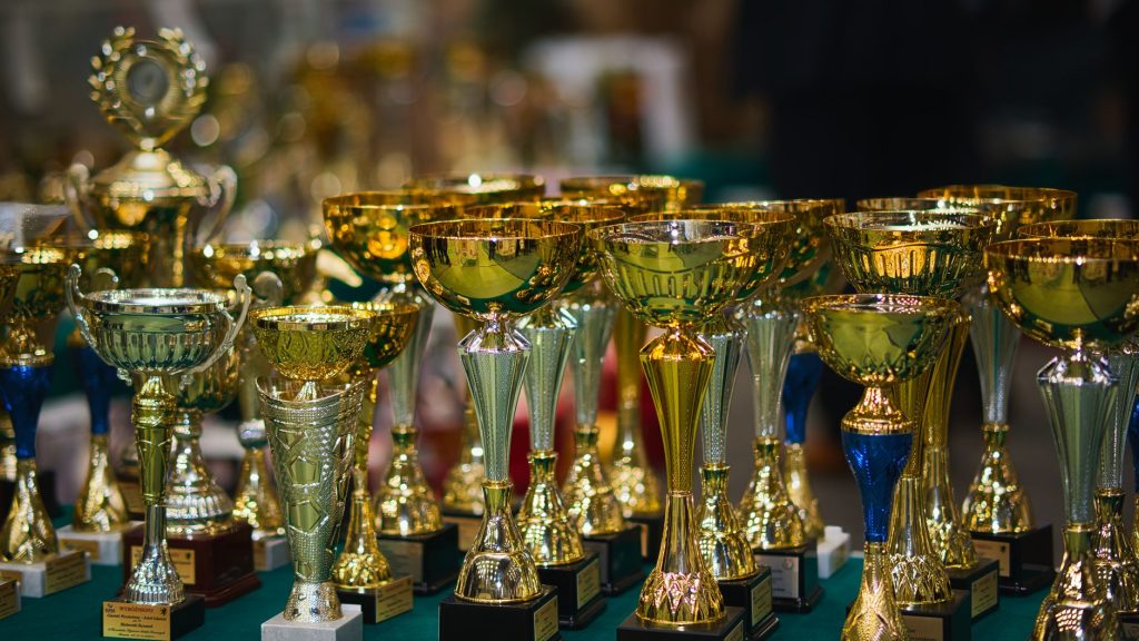 Troféus dourados sobre uma mesa