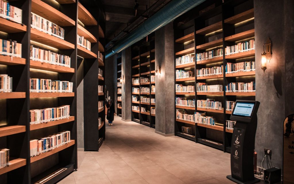 Biblioteca com estantes de madeira