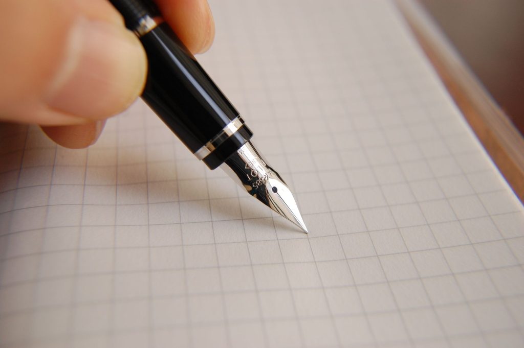 Caneta-tinteiro sobre papel